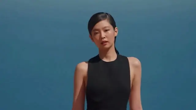 Jennie BLACKPINK Debut Jadi Model Runway, Tampil Berani dengan Dress Terbuka