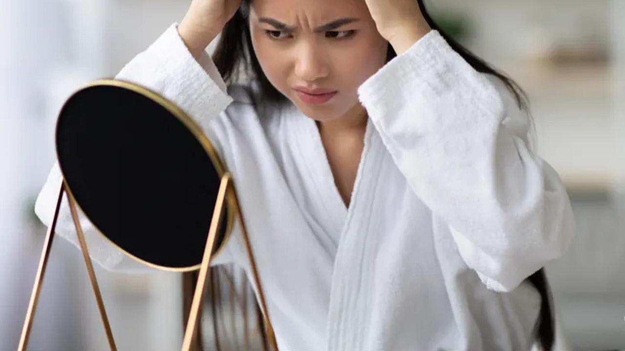 Yup, walau uban bisa dikategorikan sebagai tanda-tanda penuaan, namun uban bisa muncul pada usia berapa pun. Anak muda berusia 20-an bisa pula mengalami rambut yang beruban karena beberapa faktor yang memengaruhi.