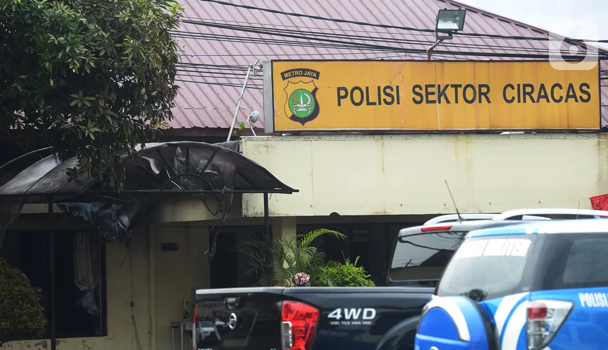 Suasana pascapenyerangan di Polsek Ciracas, Jakarta, Sabtu (29/8/2020). Polsek Ciracas  diserang oleh sejumlah orang tak dikenal pada Sabtu (29/8) dini hari. (merdeka.com/Imam Buhori)