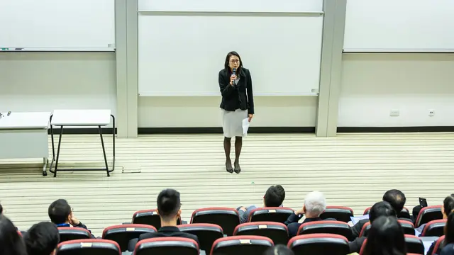 Rahasia Terlihat Cerdas dan Percaya Diri Saat Berbicara di Depan Publik (photo by pexels.com)