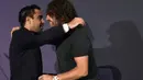 Gelandang Barcelona, Xavi Hernandez (kiri) memeluk Carles Puyol saat konferensi pers perpisahan Carles Puyol di stadion Camp Nou, Barcelona, (15/5/2014). (AFP PHOTO/Lluis Gene)