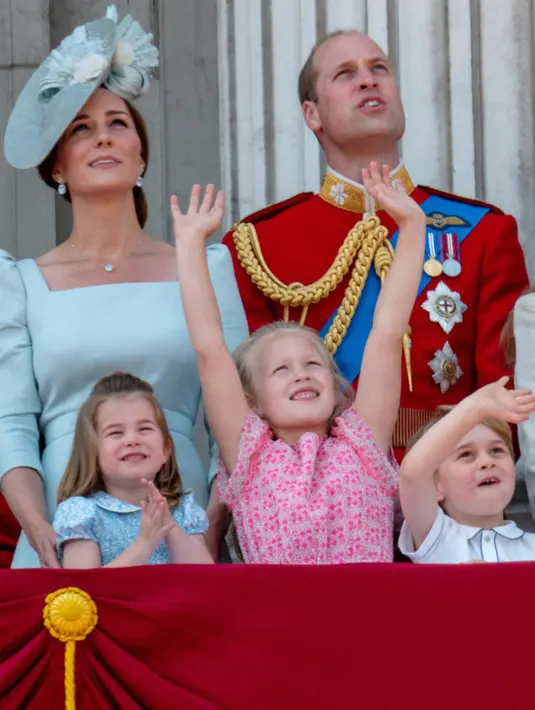 Sementara Kate Middleton dan Pangeran Willia hadir dengan Pangeran George dan Puteri Charlotte. (Mark Cuthbert/UK Press via Getty Images/Cosmopolitan)
