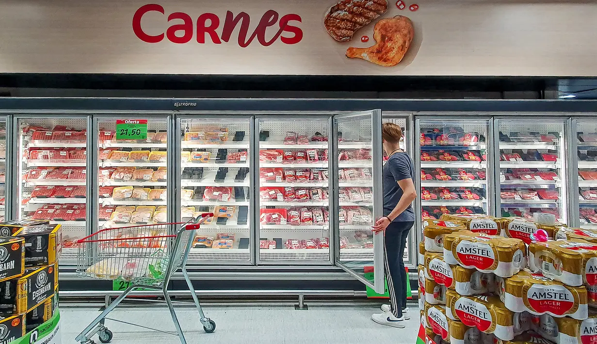 Seorang pelanggan memeriksa bagian daging sapi sebuah supermarket di Curitiba, Brasil, Kamis (23/2/2023). Kasus Mad Cow terdeteksi pada seekor sapi berusia sembilan tahun di Negara Bagian Maraba di mana para hewan itu, yang hanya diberi makan rumput, dimusnahkan dan karcassnya dibakar di pertanian. (Photo by Eduardo Matysiak / AFP)