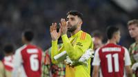 Kiper Arsenal, David Raya memberikan tepuk tangan setelah laga Liga Europa 2023/2024 melawan Atalanta di Atleti Azzurri d'Italia stadium, Bergamo, Italia, Jumat (20/09/2024) WIB. (AP Photo/Antonio Calanni)
