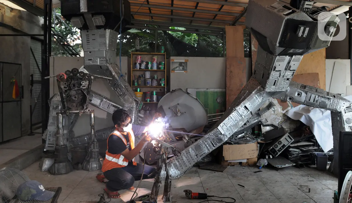 Mahasiswa magang merakit robot di Kampong Robot, Sarua, Ciputat, Tangerang Selatan, Banten, Jumat (18/3/20222). Kampong Robot di bawah naungan International Youth Robotic Associaton (IYRA) Indonesia berdiri sejak 2020. (merdeka.com/Arie Basuki)