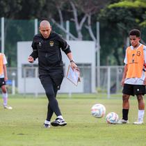 Pelatih Timnas Indonesia U-16, Nova Arianto memberikan instruksi kepada pemainnya saat latihan perdana Timnas Indonesia U-16 yang berlangsung di Lapangan B, Kompleks Stadion Utama Gelora Bung Karno (SUGBK), Senayan, Jakarta, Senin (19/02/2024). (Bola.com/Bagaskara Lazuardi)