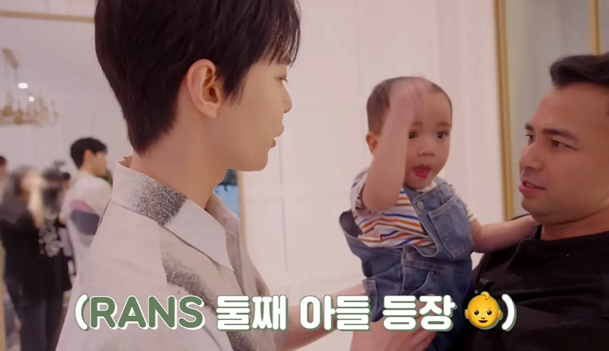 Yang paling menarik perhatian fans adalah betapa gigihnya Doyoung saat berusaha mendekatkan diri dengan Cipung. Doyoung ingin menggendong tapi Cipung asyik joget. (Foto: YouTube/ NCT)