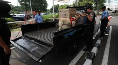 Unit K9 melakukan pemeriksaan kendaraan di kompleks Parlemen, Jakarta, Kamis (17/10/2019). Pengamanan Kompleks Parlemen makin diperketat jelang pelantikan Presiden dan Wakil Presiden terpilih Joko Widodo-Ma'ruf Amin pada 20 Oktober 2019. (Liputan6.com/JohanTallo)