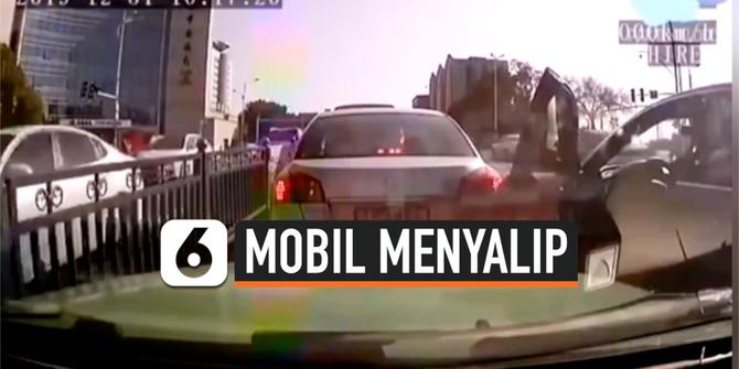 VIDEO: Sopir Buka Pintu Mobil Saat Menyalip di Jalan Raya