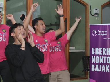 Fans Chelsea tampak bersorak sorai mendukung The Blues melawan Manchester City pada acara Roaring Night di Balik Arah Coffee & Food Space, Bekasi, Jawa Barat, Sabtu (17/2/2024). (Bola.com/Pradipta Rama Baskara)