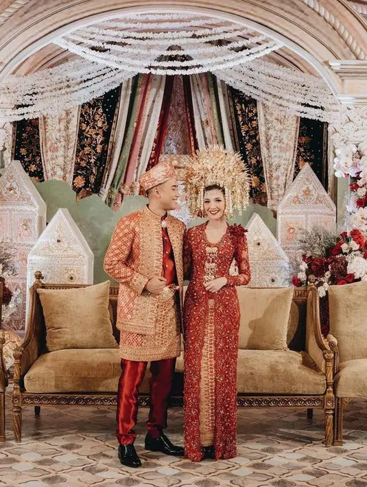 1. Mengawali tahun ini ada penyanyi Vidi Aldiano yang melepas masa lajangnya. Vidi resmi mempersunting Sheila Dara pada 15 Januari 2022.  Pernikahan digelar dengan adat Sunda di kawasan Jakarta Selatan. Vidi memberikan mahar pernikahan Uang 1000 Dollar AS dan 501 Poundsterling. [Instagram/@morden.co]