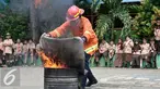 Dinas Pemadam Kebakaran (Damkar) menggelar penyuluhan dan sosialisasi singkat mengatasi kebakaran di SDN 04 Pagi, Jagakarsa, Jakarta Selatan, Rabu (21/9). (Liputan6.com/Yoppy Renato)
