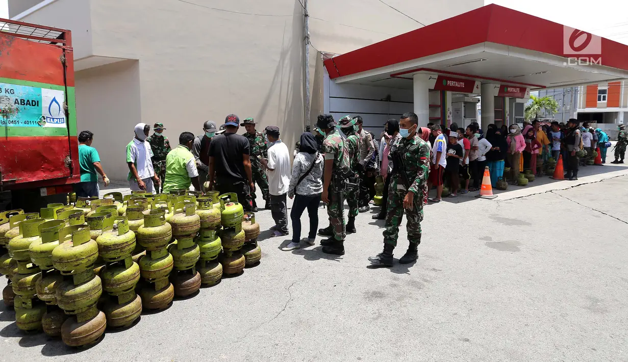 Suasana penjualan tabung gas elpiji 3 subsidi saat operasi pasar elpiji di SPBU Ki Hajar Dewantara di Palu, Sulawesi Tengah, Senin (8/10). Pertamina melakukan operasi pasar yang dijaga aparat polisi dan TNI. (Liputan6.com/Fery Pradolo)