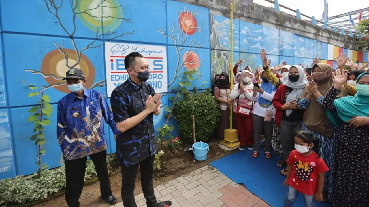 Ibas bertemu warga Pacitan saat kunjungan pada Sabtu (5/3/2022). (Istimewa)
