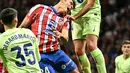 Di babak kedua, Atletico de Madrid dan Barcelona bermain kian ketat dan sengit. (JAVIER SORIANO/AFP)