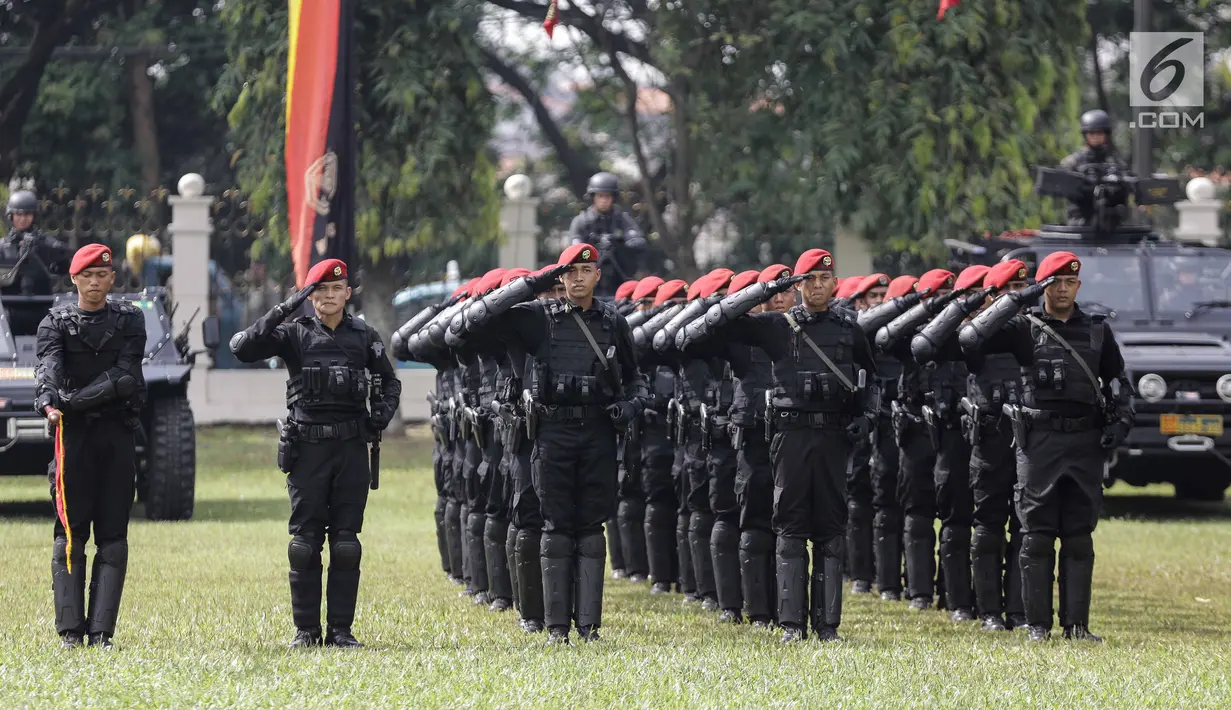Personel Komando Pasukan Khusus (Kopasssus) mengikuti upacara penyerahan Satuan di Lapangan Mako Kopassus, Jakarta, Jumat (23/3). Mayjen Madsuni secara resmi menyerahkan jabatan Danjen Kopassus kepada Mayjen Eko Margiyono. (Liputan6.com/Faizal Fanani)