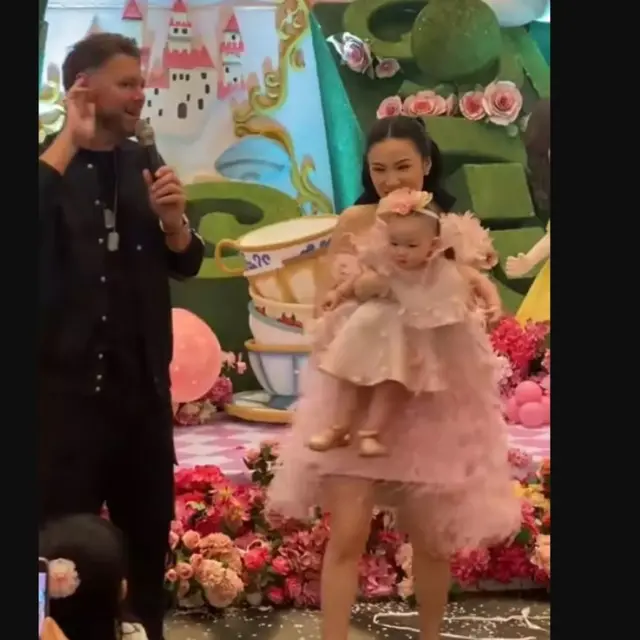 Viral Pasutri Indonesia Rayakan Ultah 1 Tahun Anaknya Dihadiri Mantan Personel Westlife.