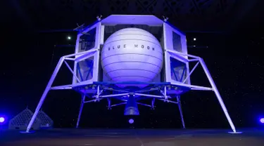 Blue Moon, kendaraan khusus untuk menjelajahi bulan, setelah diperkenalkan oleh CEO Amazon Jeff Bezos pada acara Blue Origin di Washington, 9 Mei 2019. Kapal ini memiliki berat lebih dari tiga metrik ton kosong dan mampu membawa 3,6 ton ke permukaan bulan.  (SAUL LOEB / AFP)