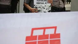 Serikat pekerja JICT menggelar aksi di depan Gedung Kejaksaan Agung, Jakarta, Jumat (30/4/2021). Dalam aksinya mereka mendukung upaya Kejagung untuk mengusut kasus dugaan tindak pidana korupsi terkait  perpanjangan kontrak pelabuhan petikemas nasional JICT. (Liputan6.com/Faizal Fanani)