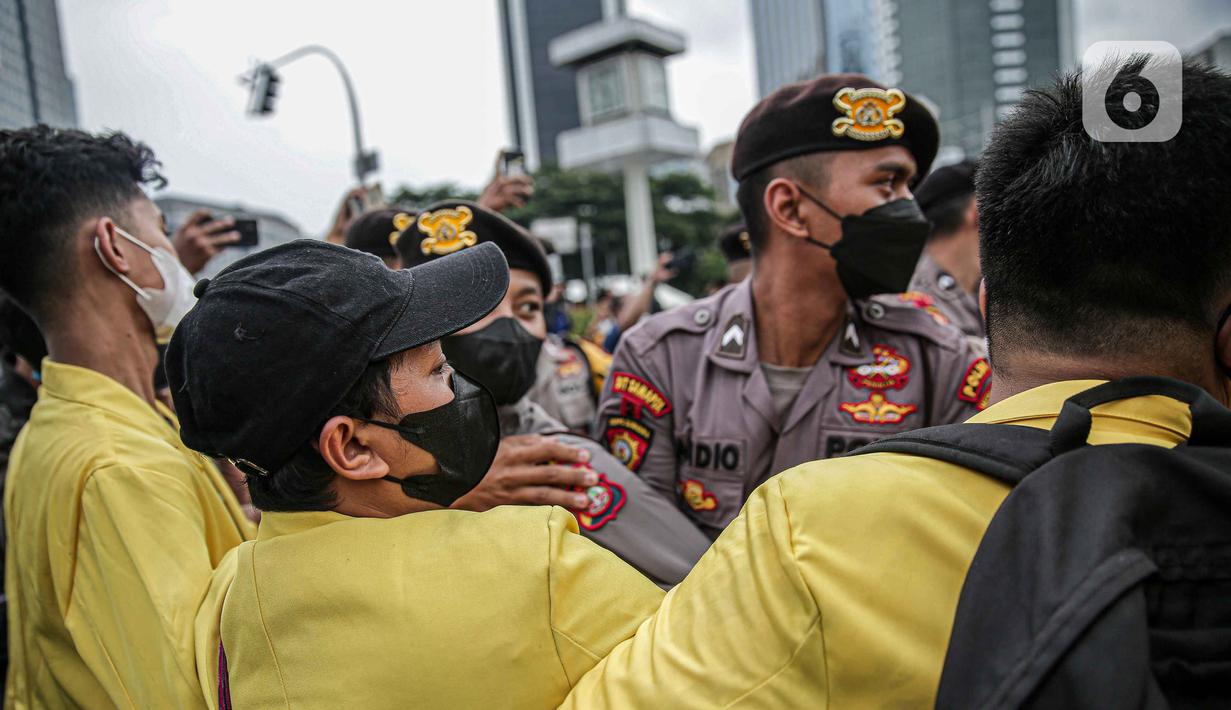 <p>Petugas kepolisian menghalau mahasiswa yang tergabung dalam Aliansi Mahasiswa Indonsia (AMI) menggelar aksi demonstrasi di Patung Kuda, Jakarta Kamis (21/4/2022). (Liputan6.com/Faizal Fanani)</p>