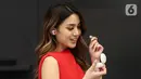 Model mencoba headphone LG TONE  Free di Jakarta, (23/03/2022). Sebagai seri True Wireless Speaker, LG TONE Free menanamkan tiga buah microphone untuk memantau dan mereduksi tingkat kebisingan suara, menerima panggilan dengan jernih, hingga performa warna bass. (Liputan6.com/Fery Pradolo)