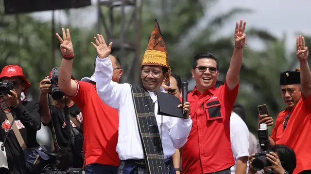 calon wakil presiden, Mahfud MD, didampingi Direktur TPN, Bane Raja Manalu