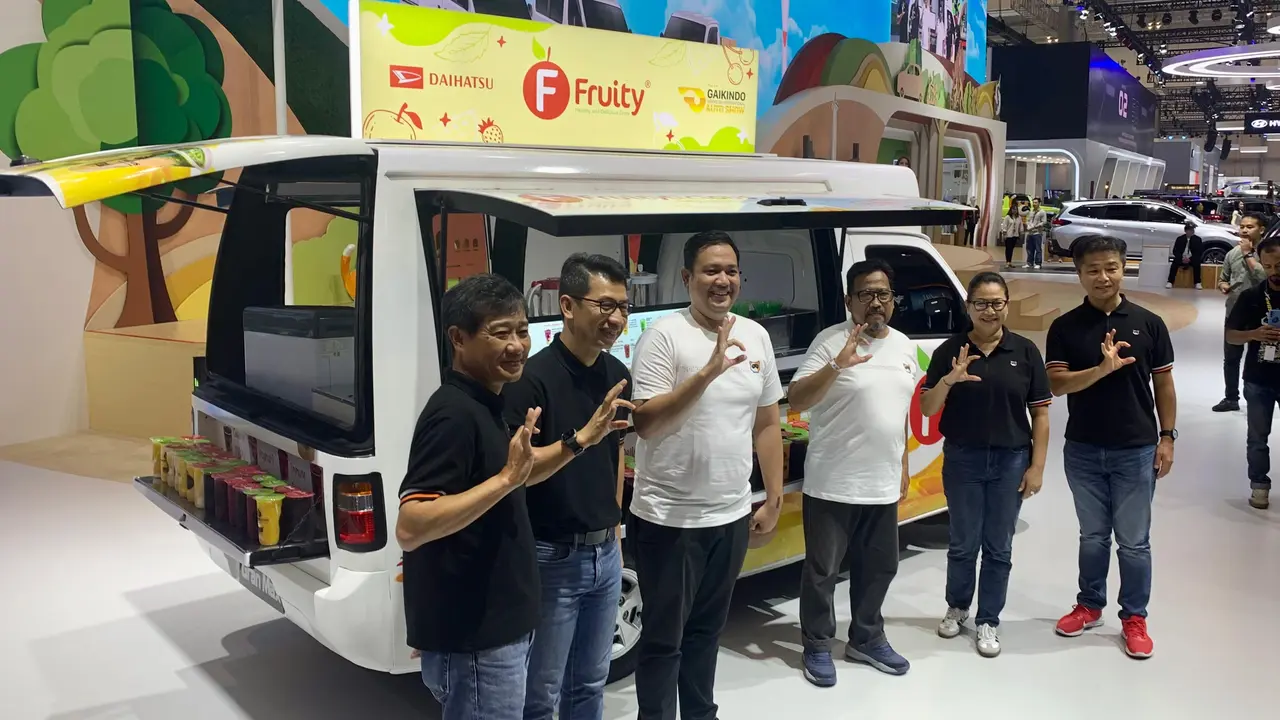 Manajemen Astra Daihatsu dan pelanggan berfoto bersama di depan salah satu Gran Max milik pelanggan
