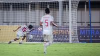 Pemain Timnas Indonesia U-20, Muhamad Ragil mencetak gol ketiga timnya ke gawang Timor Leste pada laga Grup F Kualifikasi Piala Asia U-20 2025 di Stadion Madya, Senayan, Jakarta, Jumat (27/09/2024). (Bola.com/Bagaskara Lazuardi)