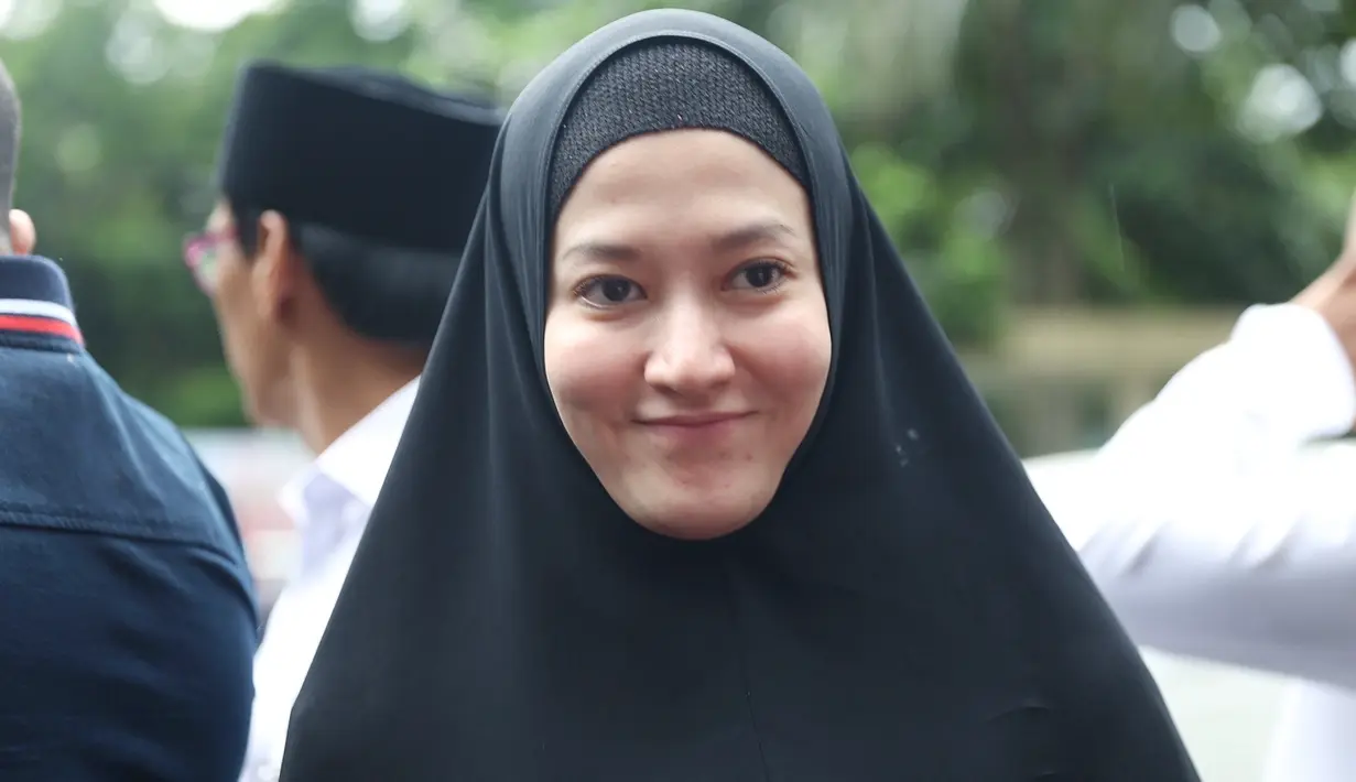 Artis senior Lyra Virna resmi ditetapkan sebagai tersangka terkait kasus pencemaran nama baik yang dilaporkan oleh pemilik ADA Tour, Lasty Annisa. (Nurwahyunan/Bintang.com)