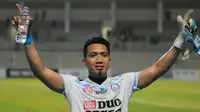 Kiper Arema  FC, Dwi Kuswanto, mulai memperlihatkan performa terbaik selama menggantikan peran Kurnia Meiga. (Bola.com/Iwan Setiawan)