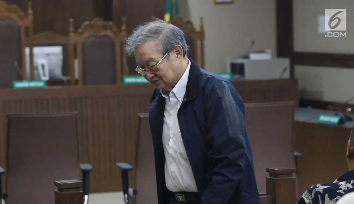 Terdakwa suap kasus suap hakim PN Tipikor Medan, Tamin Sukardi bersiap menjalani sidang pembacaan putusan di Pengadilan Tipikor, Jakarta, Kamis (4/4). Tamin terbukti memberikan suap SGD 280 ribu atau sekitar Rp 2,9 miliar kepada hakim PN Medan. (Liputan6.com/Helmi Fithriansyah)