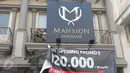 Petugas Satpol PP mencopot papan iklan milik sebuah tempat Spa and Massage di Ruko De Mansion, Alam Sutera, Tangerang, Selasa (23/2). (Liputan6.com/Faisal R Syam)