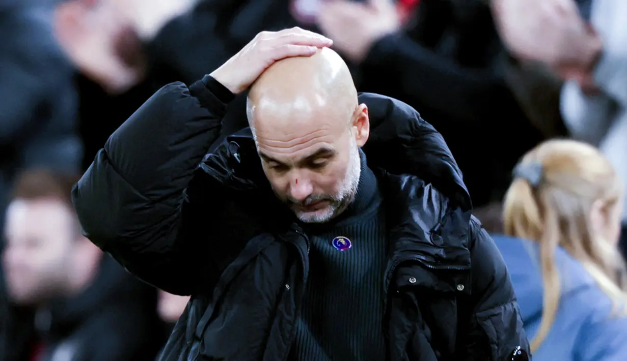 Para penggemar The Reds menyanyikan chant ejekan untuk pelatih asal Catalan itu. (AP Photo/Ian Hodgson)