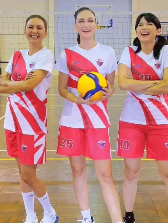 Luna Maya, Dinda Kanya Dewi, dan Donna Agnesia terlihat kompak saat latihan voli. Ketiganya tergabung dalam tim bernama Pink Dragon. [@lunamaya]