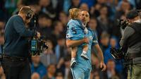 Bek Manchester City, Pablo Zabaleta, menggendong anaknya usai pertandingan Liga Inggris melawan West Bromwich Albion di Stadion Etihad, Selasa, (16/05/2017). Zabaleta resmi pamit dari klub Manchester City. (EPA/Peter Powell)