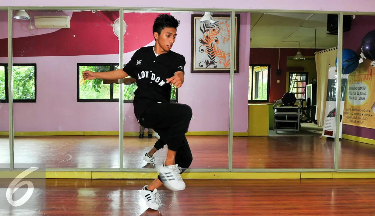 Dio melakukan aksi dancenya saat berlatih jelang final Toracino Cool Expresion, Jakarta, Senin (2/6/2016). Tiga finalis dance Toracino Cool Expression gelar latihan bersama. (Liputan6.com/Yoppy Renato)