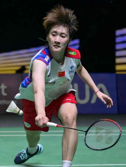 Pebulu tangkis tunggal putri China, Chen Yu Fei memukul pengembalian kok ke arah Carolina Marin (Spanyol) saat pertandingan semifinal tunggal putri di turnamen Indonesia Open 2024 di Jakarta pada 8 Juni 2024. (BAY ISMOYO/AFP)