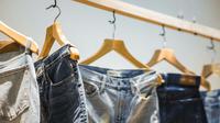 ilustrasi celana jeans (Unsplash/Jason Leung)