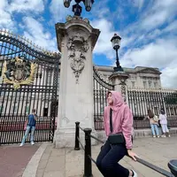 Seperti saat berpose di depan istana Buckingham ini. Perempuan 30 tahun itu tampil chic gantikan hijab dengan hoodie warna pink. (Instagram/ninazatulini22).