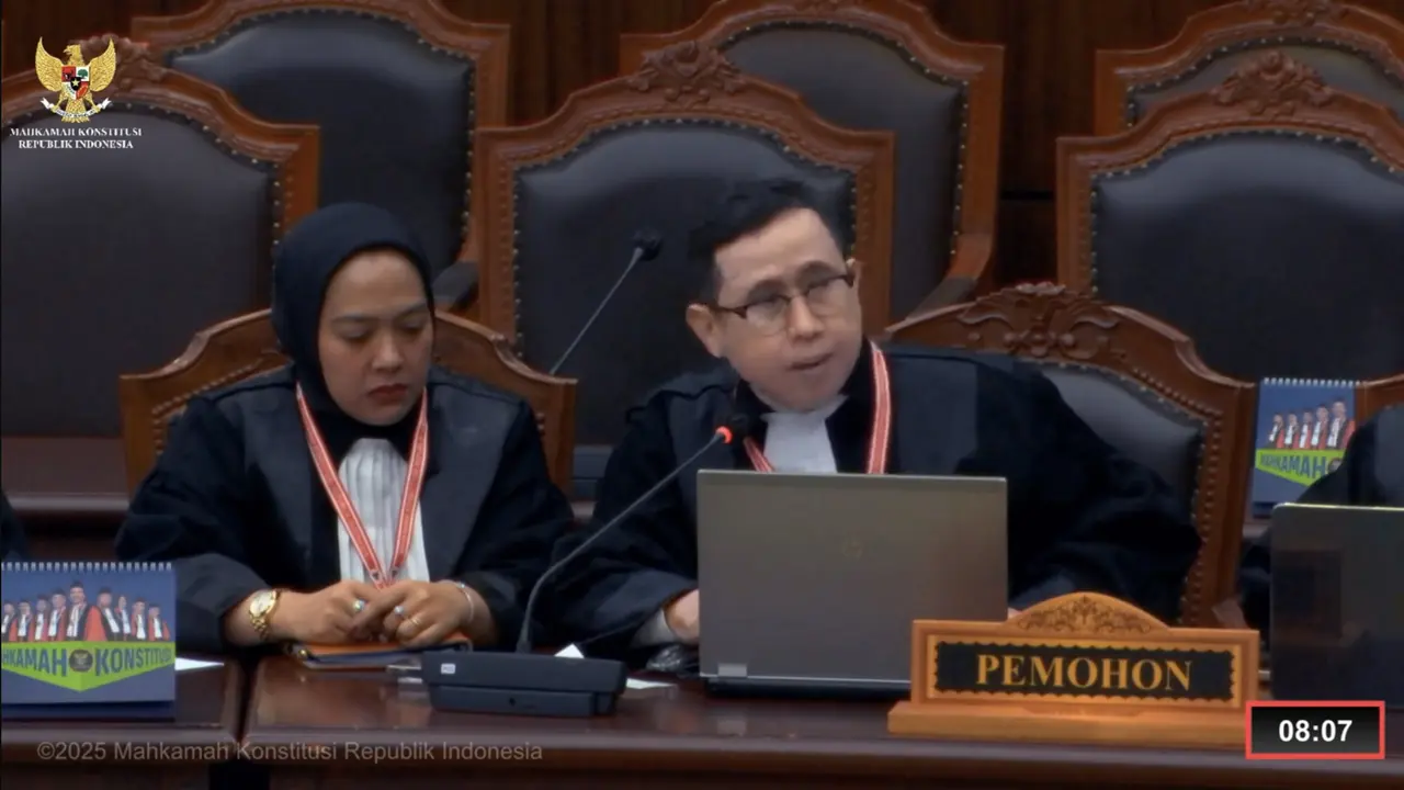 Pasangan calon (paslon) bupati dan wakil bupati Bandung nomor urut 01 Sahrul Gunawan-Gun Gun Gunawan meminta Mahkamah Konstitusi (MK) membatalkan kemenangan paslon nomor urut 02 Dadang Supriatna dan Ali Syakieb. (Liputan6.com/Nanda Perdana Putra)