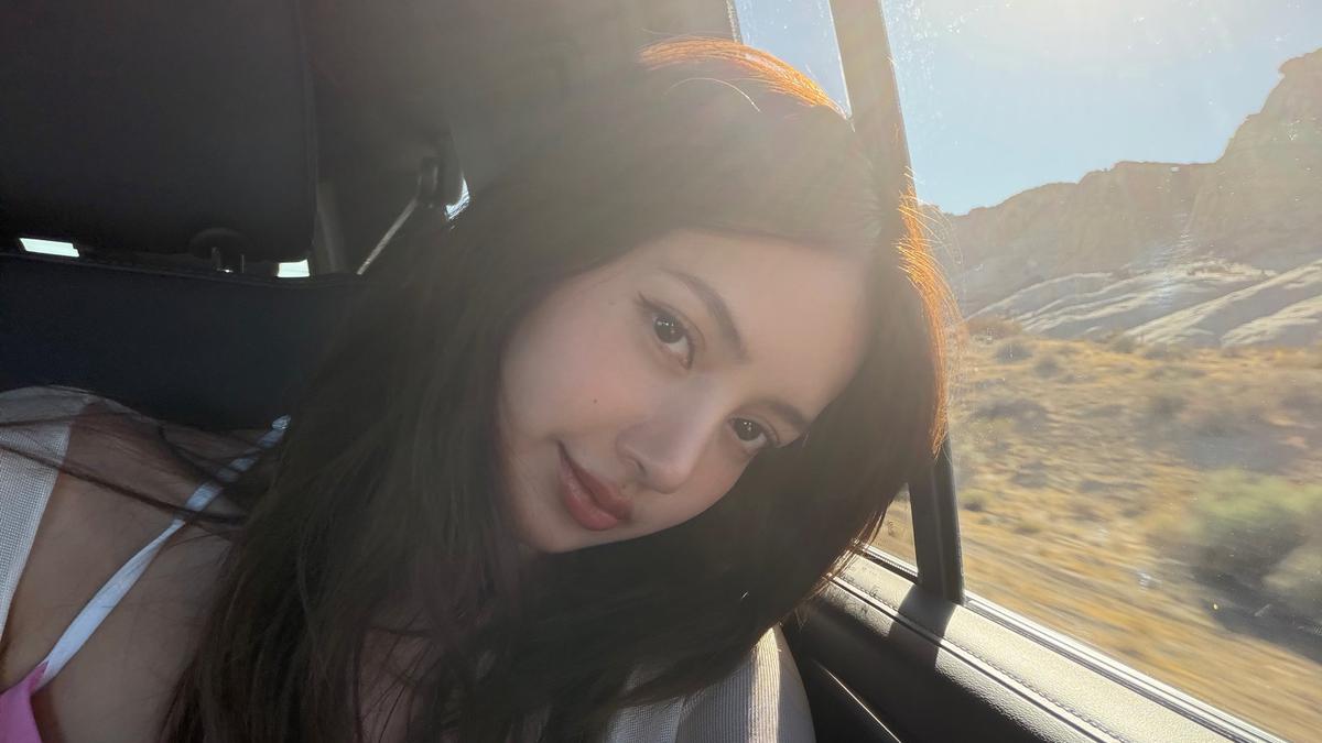 Potret Cantik Lisa BLACKPINK Liburan di Antelope Canyon
