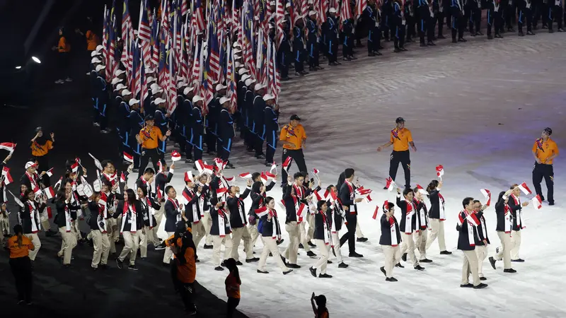 Kontingen Indonesia pada parade upacara pembuaan SEA Games 2017 di Bukit Jalil stadium, Kuala Lumpur, Malaysia, (19/8/2017). (AP/Vincent Thian)