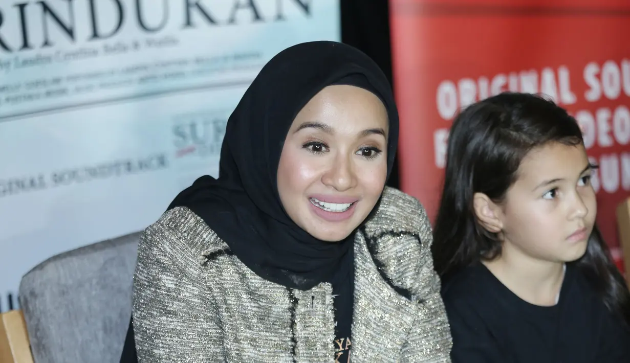 "Duh, sudah ya. Mohon doanya saja," ucap Laudya Cynthia Bella singkat, di sela-sela syuting video music soundtrack Surga Yang Tak Dirindukan 2, kawasan Cilandak, Jakarta Selatan, Jumat (14/10/2016). (Galih W. Satria/Bintang.com)