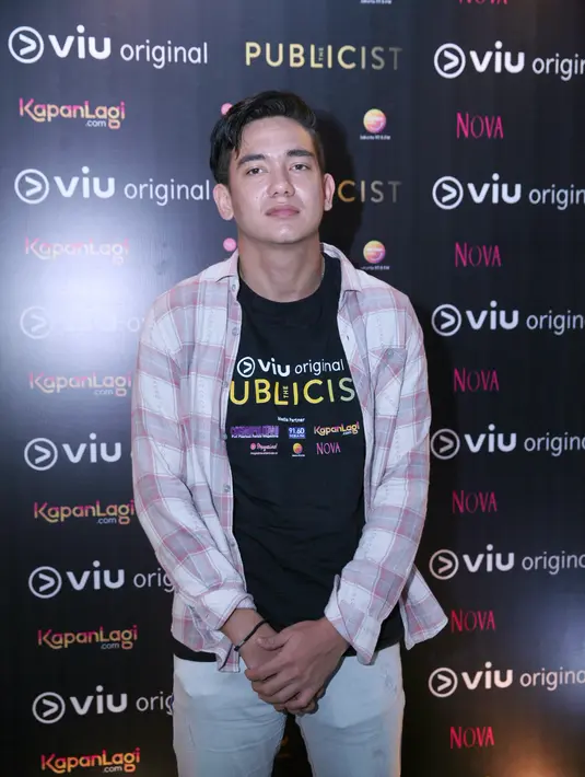 Masih ditempat yang sam, ia mengaku akan menikah pada tahun depan. Tapi ketika ditanya calon pendampingnya, ia masih enggan memberi tahu. Bahkan, ia mengaku masih tahap seleksi. (Nurwahyunan/Bintang.com)