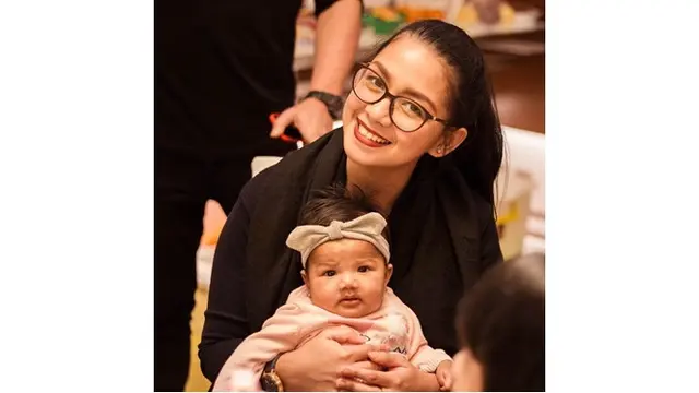 Kini Cindy Carolina sedang menikmati peran sebagai ibu dan istri.