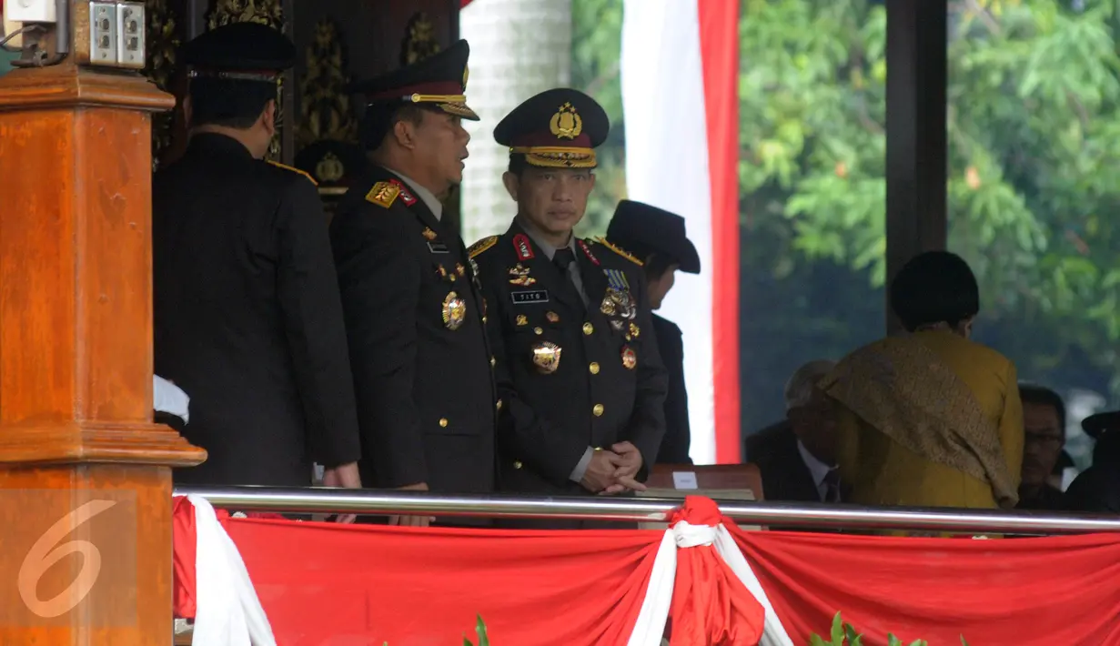 Komjen Pol Tito Karnavian menghadiri upacara HUT Bhayangkara Polri ke-70 di Lapangan Bhayangkara Mabes Polri, Jakarta, Jumat (1/7). Sejumlah mantan Kapolri dan jajaran Polri tampak hadir dalam acara itu. (Liputan6.com/Helmi Afandi)