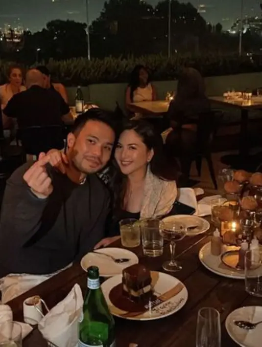 Sementara itu, Yakup Hasibuan tampil semi formal padukan long sleeve abu-abu dengan celana khaki [@yakuphasibuan]