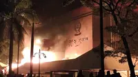 Kantor DPRD Provinsi Sulawesi Selatan terbakar imbas kena amuk massa yang melakukan demo pada jumat (29/8/2025) malam. (Foto: Liputan6.com/Fauzan).