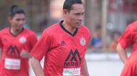 Mantan pemain Persebaya Surabaya, Persija Jakarta, dan Timnas Indonesia, Anang Maruf saat di Solo, Sabtu (8/8/2020). (Bola.com/Vincentius Atmaja)