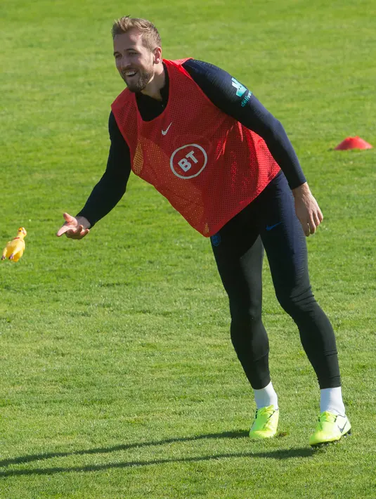 Striker Inggris Harry Kane saat mengikuti sesi latihan jelang menghadapi Bulgaria dalam lanjutan penyisihan Grup A kualifikasi Euro 2020 di Praha, Republik Ceko, Minggu (13/10/2019). The Three Lions berpeluang memastikan tiket ke Euro 2020 saat menghadapi Bulgaria. (Michal CIZEK/AFP)